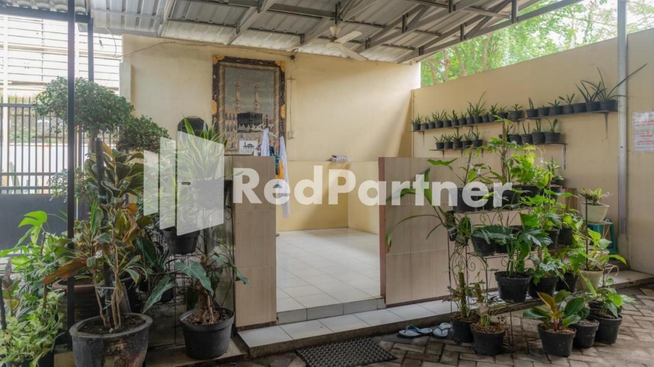 Vandhela Homestay Syariah Mitra Reddoorz สุราบายา ภายนอก รูปภาพ